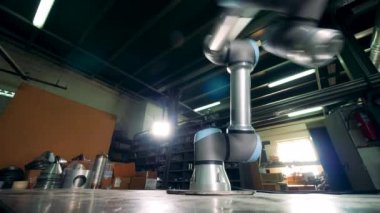 Tabloya bağlı robotik bir mekanizmanın hareket süreci