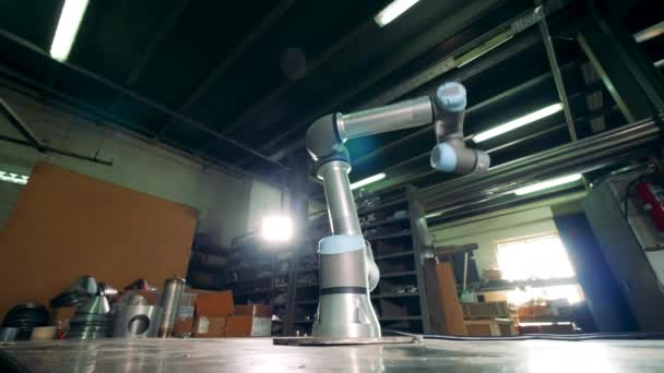 Металлическая поверхность с движущимся промышленным роботом — стоковое видео