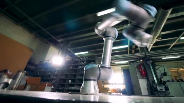 Warehouse unit met een bewegend Collaboratief robot gereedschap — Stockvideo