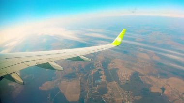 Bir kanat gökyüzünde uçarken döner..