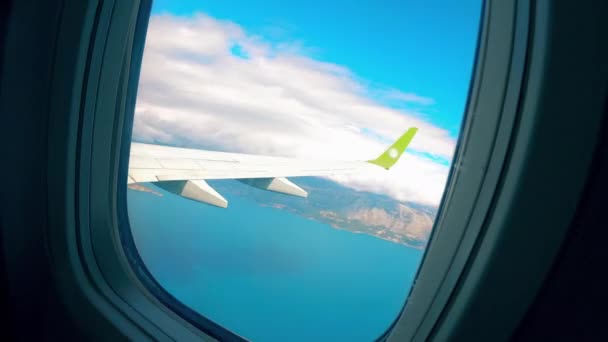 Вид из окна самолета на море во время посадки . — стоковое видео
