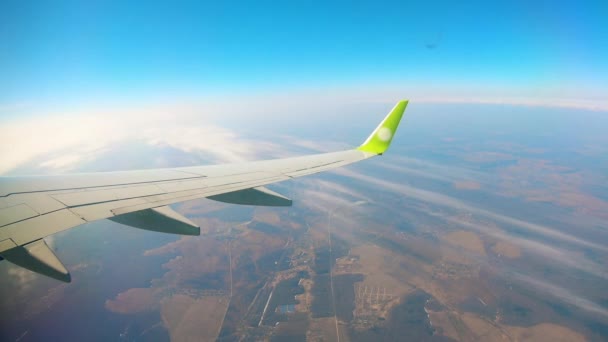 Flugzeug fliegt am Himmel auf einem Landschaftshintergrund. — Stockvideo
