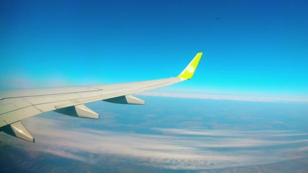 L'avion vole dans les nuages pendant qu'une aile bouge .