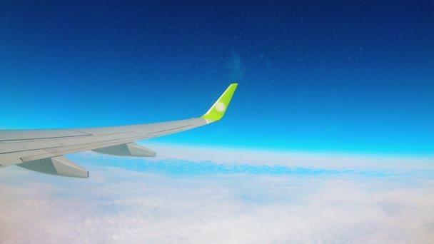 Blick auf einen Flugzeugflügel am blauen Himmel während des Fluges. — Stockvideo