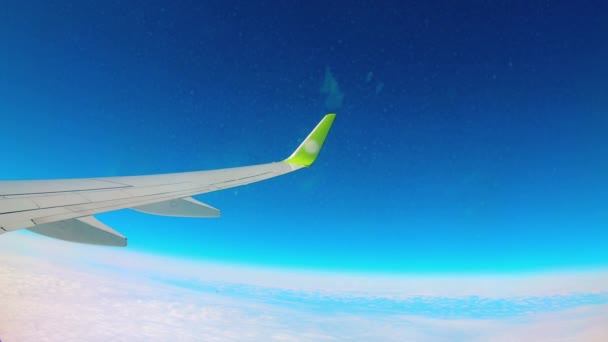 Metallflügel auf einem fliegenden Flugzeug am Himmel. — Stockvideo