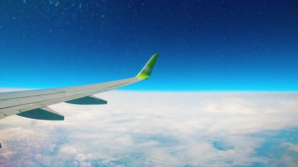 El avión vuela sobre las nubes en el cielo . — Vídeo de stock