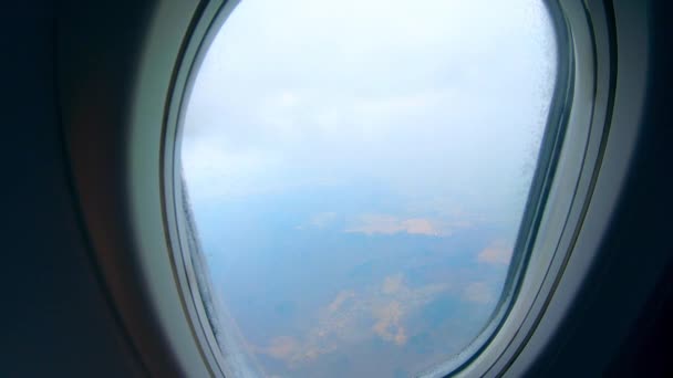 Avión volador con vista a un paisaje desde una ventana . — Vídeo de stock