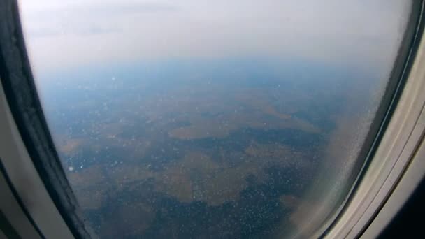 Una finestra su un aereo volante con vista su una terra . — Video Stock