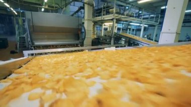 Kemer boyunca hareket eden patates cipsi akışı