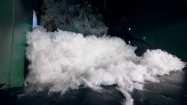 Haddeleme makinesi beyaz polyester vuruş ile çalışır.