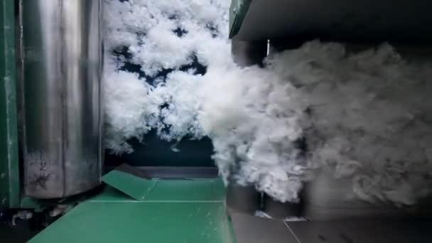 Заводський конвеєр переміщує біле поліефірне волокно . — стокове відео