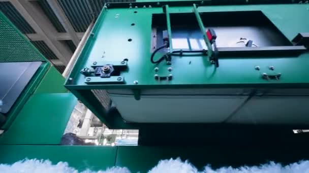 Нетканые ткани завод конвейер перемещает много полиэфирного волокна . — стоковое видео