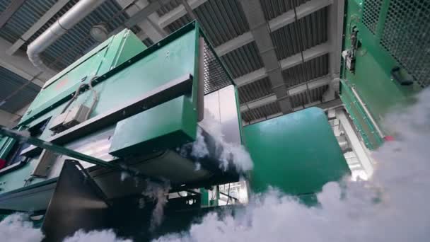 Fabrieksmachines werken met witte polyester vezel op een transportband. — Stockvideo