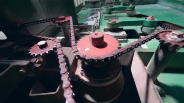 Nonwoven kumaş fabrikasında mekanizmalar çalışır.