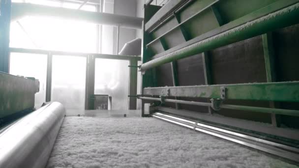 Polyester batting gerold op een fabriek transportband. — Stockvideo