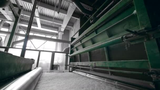 Impianto trasportatore presse fibra di poliestere bianco . — Video Stock