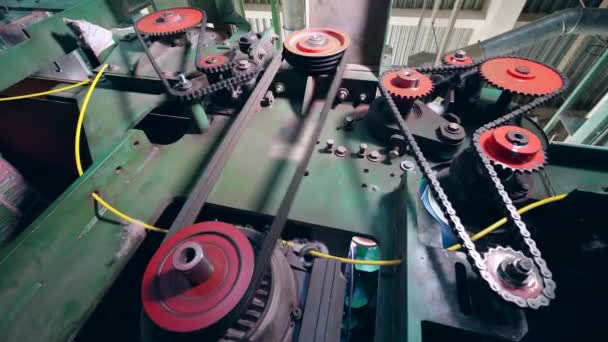 Mechanisme versnellingen werken bij een vezel fabriek. — Stockvideo