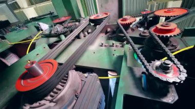 Fabrika makinesi bir tesiste otomatik olarak çalışır.