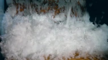 Fabrika konveyöründe polyester kumaş iplik.