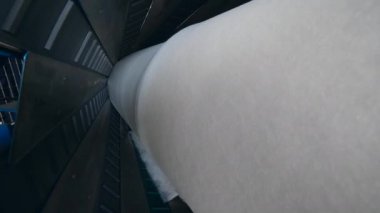 Bir fabrikada bir konveyör üzerinde hareket eden polyester elyaf Rulo.