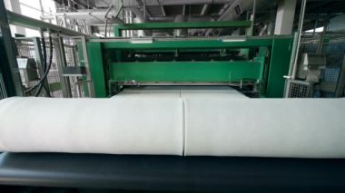 Dokumasız kumaş bir fabrikada endüstriyel hat üzerine yuvarlandı.