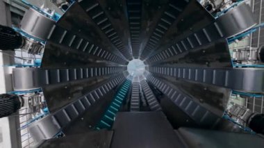 Modern fabrika hattı bir tesiste çalışır.