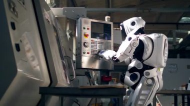 Robot düğmeleri ile bir konsol çalışıyor