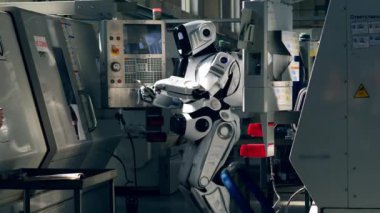 Kontrol paneli bir cyborg tarafından yönetiliyor.