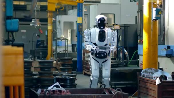 El droide biónico está operando una tableta en una unidad de fábrica — Vídeo de stock