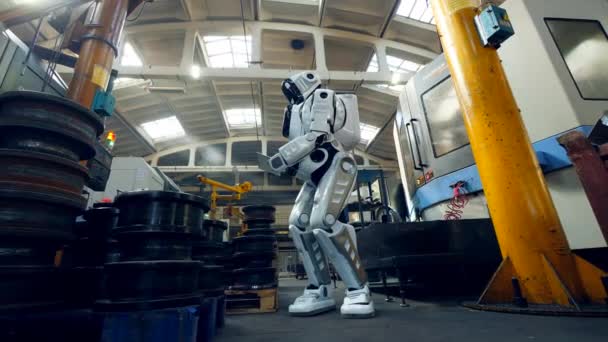 Människa-liknande robot inspekterar fabrikslokaler — Stockvideo