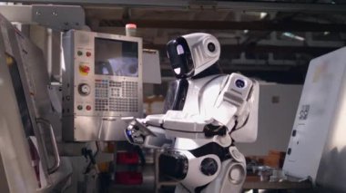 Konsol bir cyborg tarafından işletiliyor