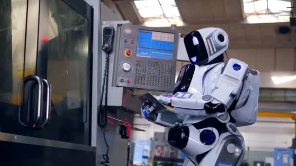El droide biónico está manejando un panel de control — Vídeo de stock