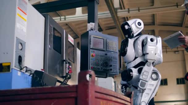 Mężczyzna robotnik rozpoczyna Droid i spacerem — Wideo stockowe
