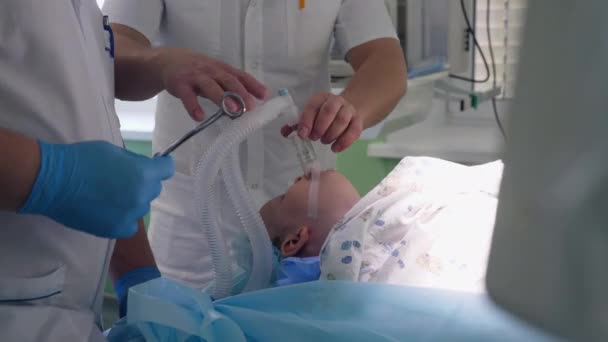 A ventilação pulmonar artificial está sendo realizada em um bebê — Vídeo de Stock