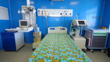 Boş yatak modern bir revirde duruyor.