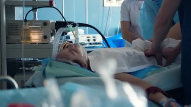 Cerrahlar bir çocuğa ameliyat oluyorlar.
