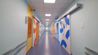 Çocuk kliniğinin renkli koridoru