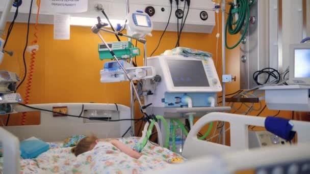 Unidad médica con un paciente durmiendo en una cama — Vídeo de stock