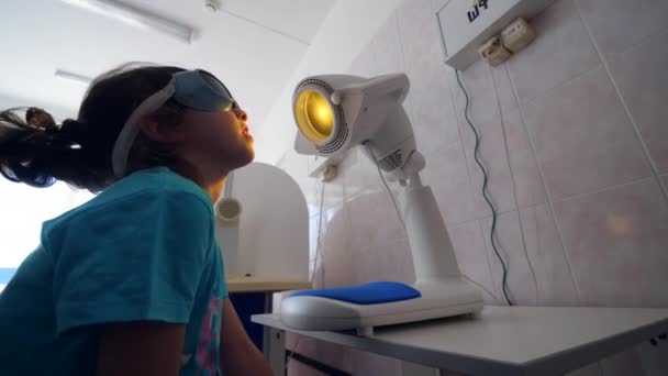 Meisje met keel ziekte maakt inhalatie in een kliniek. — Stockvideo