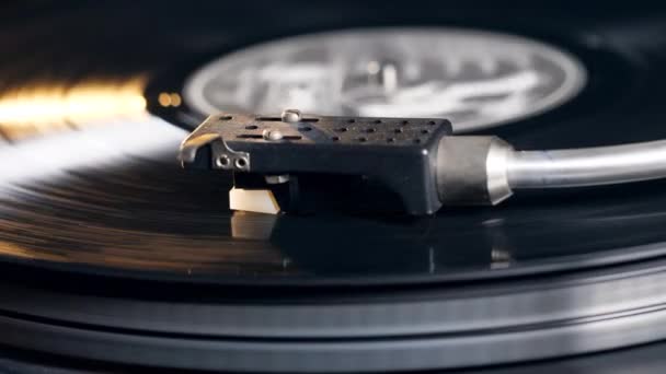 Cartucho reducido y un disco de vinilo mientras se reproduce — Vídeo de stock