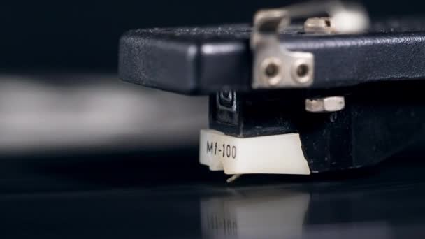 Nålen vidrör en roterande vinylskiva — Stockvideo