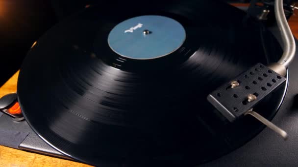 Giradiscos con un disco de vinilo girando a lo largo de él — Vídeo de stock