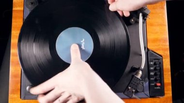 Vinil diski olan turntable fırlatılıyor 