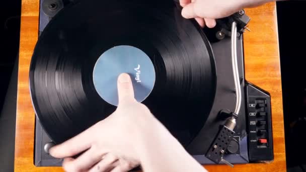 Une table tournante avec un disque vinyle est lancée — Video
