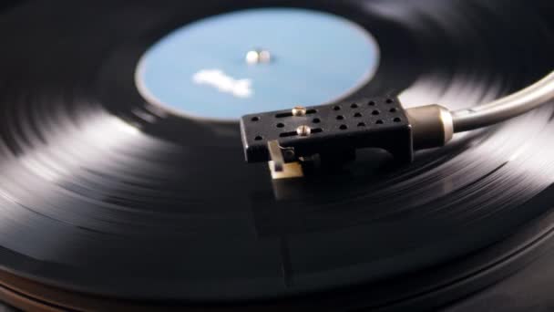 Cartridge is getting removed from the rotating vinyl disc — Stock Video