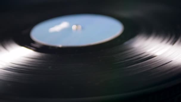 Rameno přenosky je položena na statický vinyl záznam — Stock video