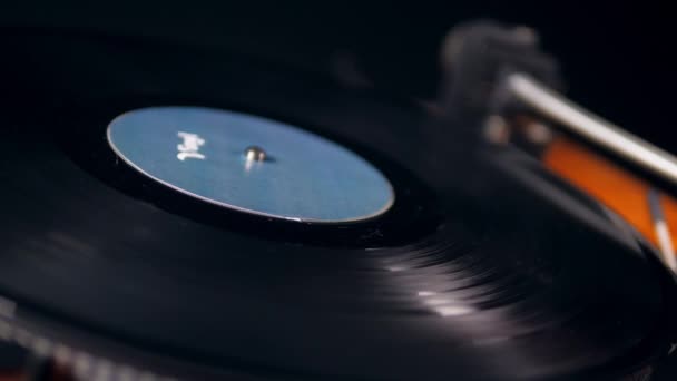 Vinylskiva börjar snurra med en penna på den — Stockvideo