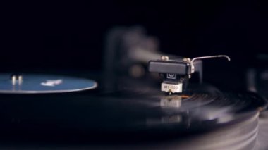 Vinil disk dönmeyi durdurur ve kalem ilerler