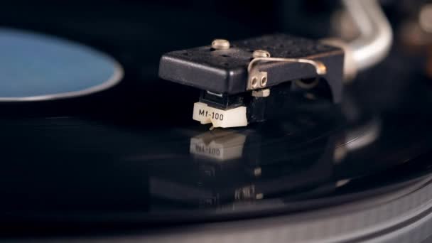 Patronen lyfter och vinylskivan slutar rotera — Stockvideo