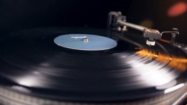Bir vinil disk ile pikap başlatılması